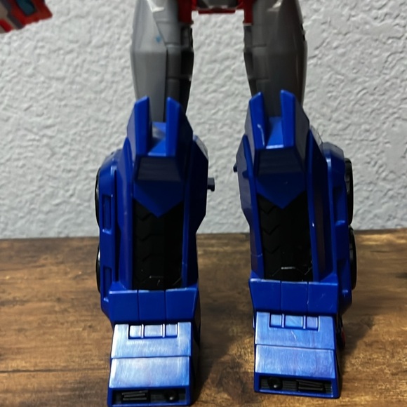 Optimus Prime- Transformers Red and Blue - Picture 5 of 14
